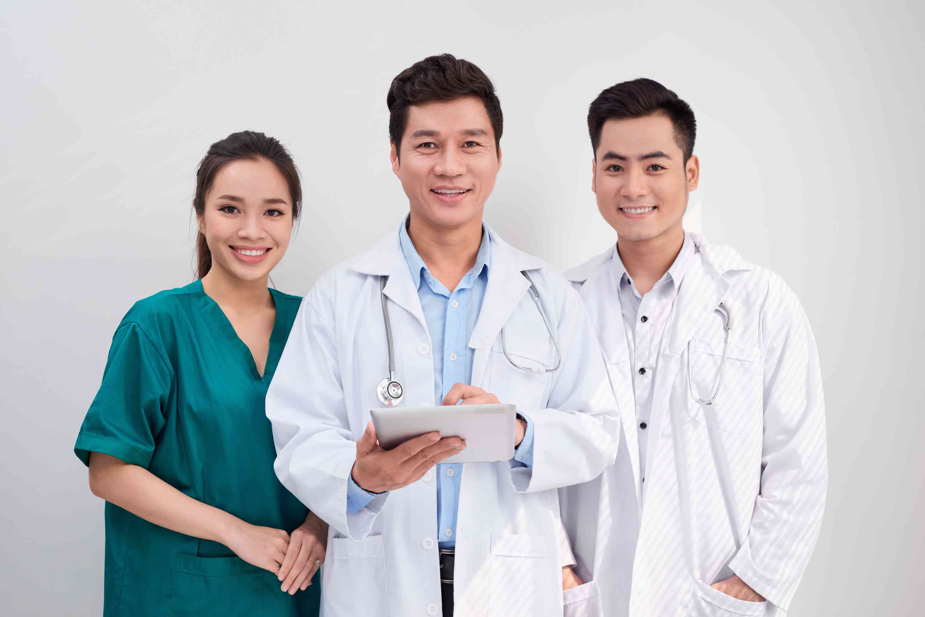Intro Image with 3 friendly doctors